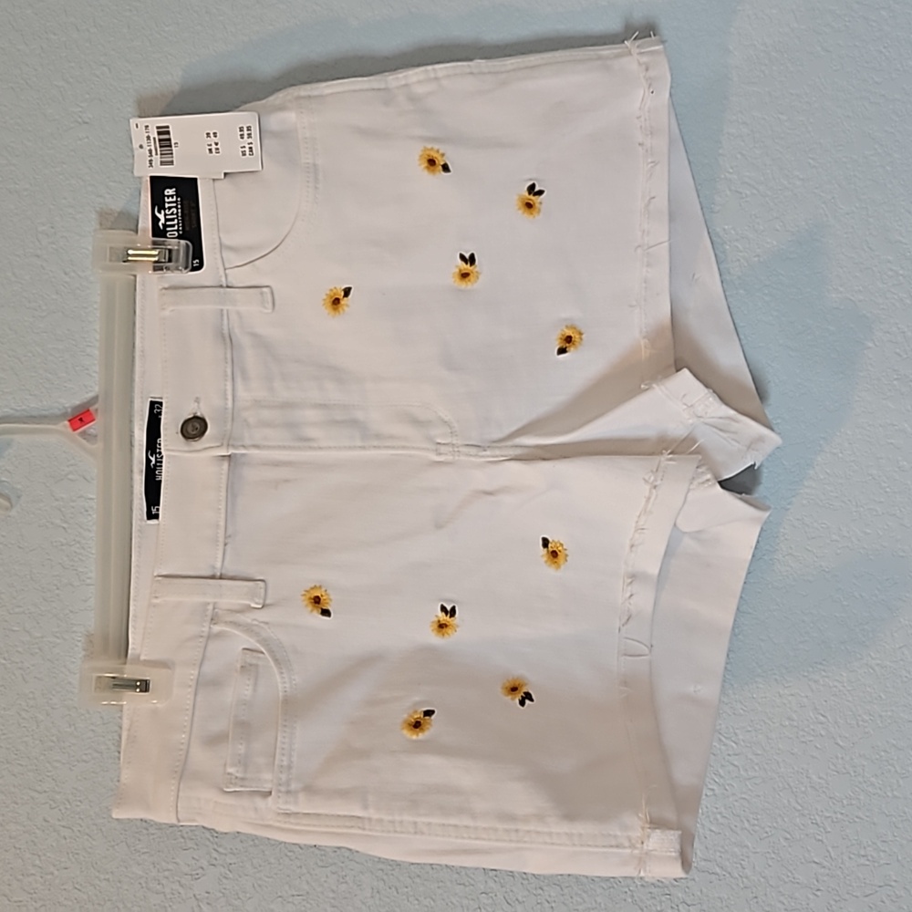 NWT Junior's Hollister white shorts with yellow daisies. Size 15 or 32 waist.